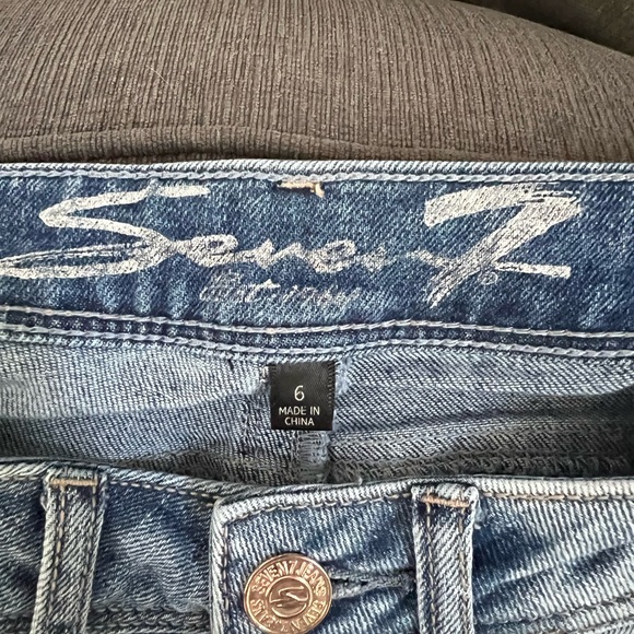 Seven7 jeans with floral stitching - Picture 7 of 7